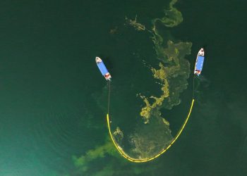 Usan barreras absorbentes para limpiar el lago de Coatepeque