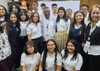 Artistas y poetas internacionales participan de festival en Santa Ana