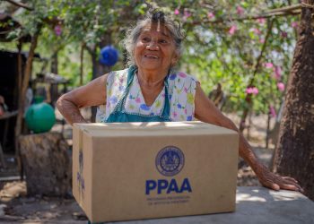 Gobierno entrega paquetes de alimentos en la Costa del Sol