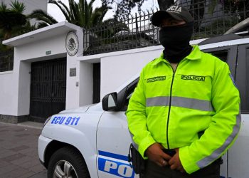 México rompe relaciones con Ecuador tras invasión de su embajada en Quito