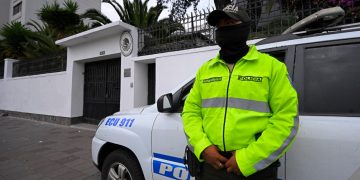 México rompe relaciones con Ecuador tras invasión de su embajada en Quito