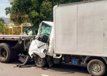 Dos lesionados tras aparatoso choque entre una rastra y un camión en San Miguel