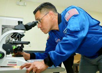 Astronauta Frank Rubio visitó el Observatorio de la Universidad Don Bosco