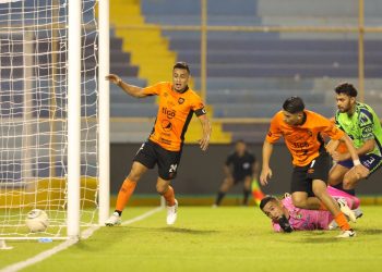 Águila derrota a Santa Tecla y lo manda a terapia intensiva