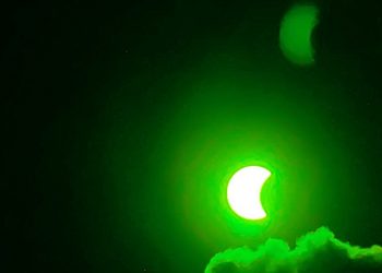 A las 12:21 p.m. el eclipse solar lució su punto máximo de cobertura en El Salvador
