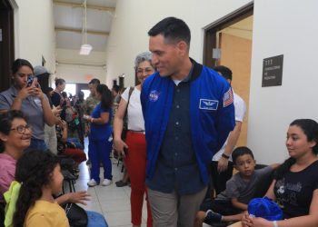 Astronauta Frank Rubio visita unidad médica en Conchagua, en La Unión