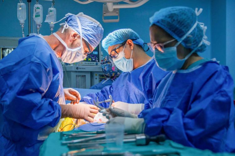 Las cirugías son gratuitas, lo que beneficia a las familias de cada uno de los pacientes. Foto: Minsal.