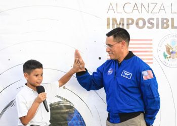 Frank Rubio visita el museo Tin Marín y comparte con los niños su experiencia en el espacio