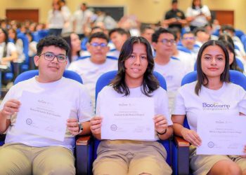 Más de 300 jóvenes se gradúan en programas intensivos de «software»