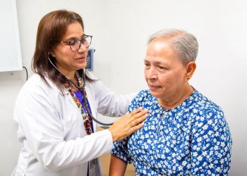 Salvadoreños son beneficiados con cirugías de cataratas