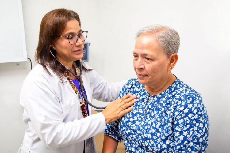 La población recibe atenciones en espacios que dignifican el derecho a la salud. Foto: ISSS.