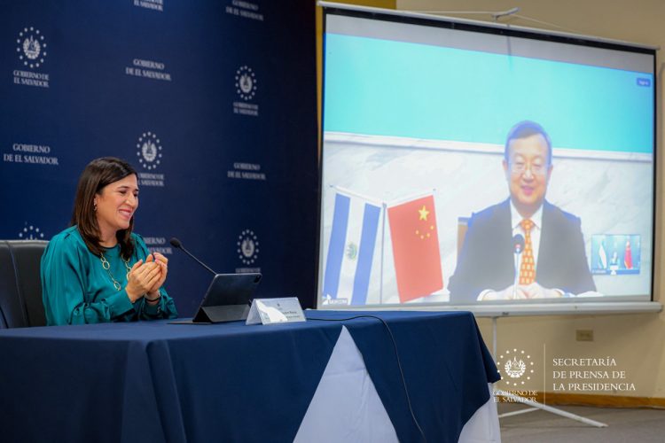 Foto: La ministra de Economía, María Luisa Hayem, en conferencia virtual con el viceministro de Comercio de China, Wang Shouwen, durante el anuncio.