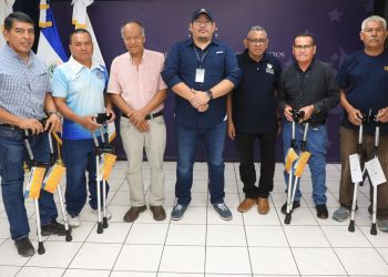 El INABVE entrega insumos médicos a personas con discapacidad