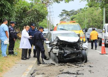 Mujer muere tras impactar su vehículo contra microbús con pasajeros abordando