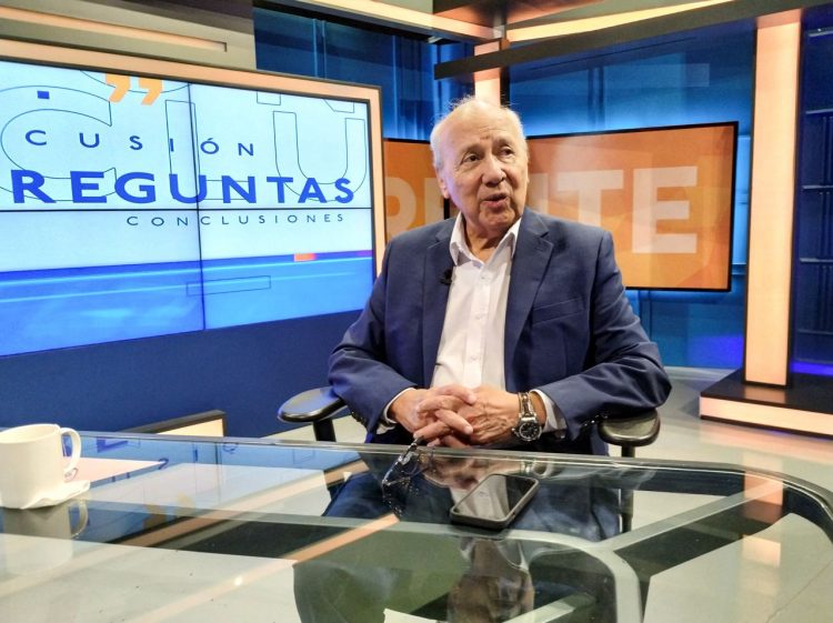 El doctor Navarro señaló que la población debe colaborar con las autoridades de Salud para prevenir la enfermedad. Foto: Cortesía.