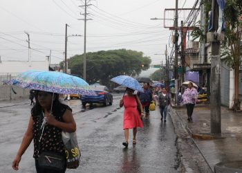 Lluvias y ambiente caluroso se mantendrán este domingo en El Salvador