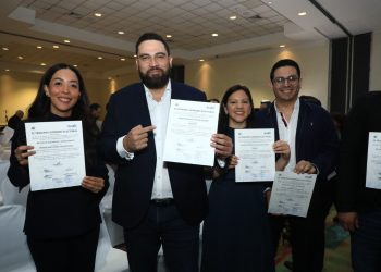 Alcaldes y diputados del Parlacen reciben sus credenciales