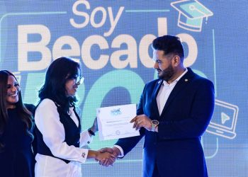 BCR entrega becas universitarias y técnicas a más de 100 estudiantes