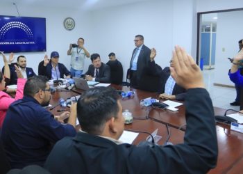 Comisión avala crédito para adquirir 1,500 buses con empresa de China