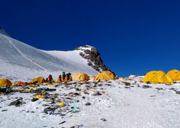 Justicia de Nepal ordena limitar permisos de escalada al Everest