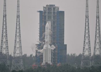 China lanza sonda Chang’e-6 para recoger muestras de la cara oculta de la Luna