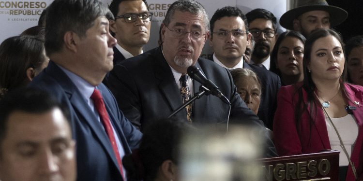 Cambios. El presidente Bernardo Arévalo acudió al congreso y detalló que la reforma impedirá que la fiscalía vuelva a ser utilizada como un arma política por otro Gobierno.  Foto AFP.