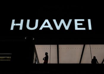 Prohibición de EE.UU. a exportaciones de chips para Huawei constituye «coerción económica», dice ministerio chino