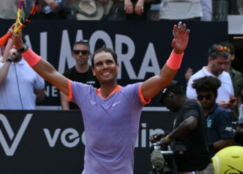 Roland Garros recibe a Nadal con miles de personas en su primer entrenamiento