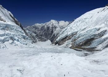 Alpinista keniano muere en el Everest y su guía nepalí está desaparecido