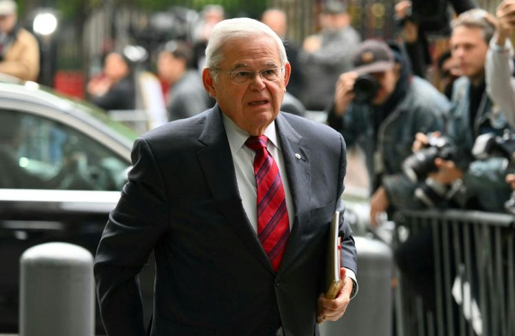 El senador estadounidense Bob Menéndez, demócrata de Nueva Jersey, llega al Tribunal Federal de Manhattan, en la ciudad de Nueva York. Foto AFP.