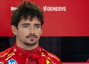 Leclerc brilla en los libres en Ímola, Verstappen con problemas