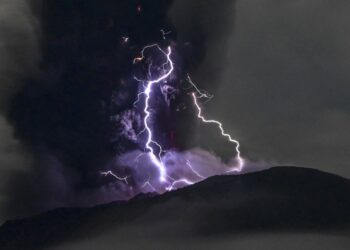 Volcán Ibu de Indonesia entra de nuevo en erupción