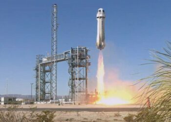 Blue Origin lleva pasajeros al espacio, incluido el astronauta con más edad