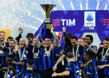 Inter recibe su trofeo de campeón tras empate de trámite ante Lazio