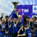 Inter recibe su trofeo de campeón tras empate de trámite ante Lazio