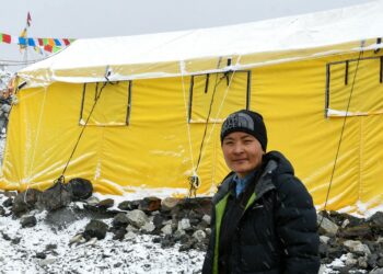 Una nepalesa bate el récord mundial femenino de la ascensión más rápida del Everest