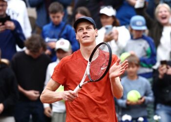 Sinner convence en su entrada en liza en Roland Garros