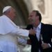 El actor Roberto Benigni roba el protagonismo al papa Francisco en el Vaticano