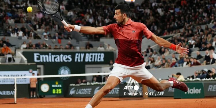 El serbio Novak Djokovic ganó a Roberto Carballés, de España y avanzó a 3a. ronda de Roland Garros. Foto/AFP