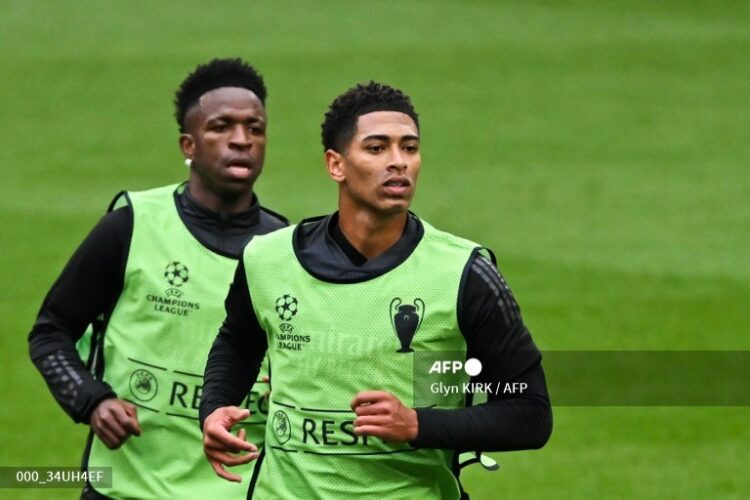 Jude Bellingham (Der.) y Vinicius Junior (Izq.) del Real Madrid, durante su entreno en el estadio de Wembley, Inglaterra. Foto/AFP