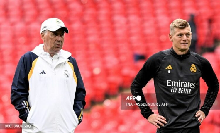 Carlo Ancelotti (L) y Toni Kross, encabezan la plantilla del Real Madrid, para la final de la Champiosn League. Fotos/AFP