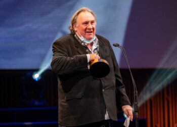 El «rey de los paparazzi» acusa a Gérard Depardieu de agredirlo en Roma
