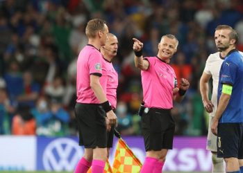 Los árbitros solo hablarán a los capitanes en la Eurocopa 2024