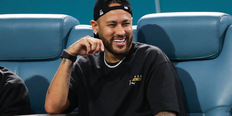 MIAMI GARDENS, FLORIDA - MARCH 25: Neymar attends a match between Carlos Alcaraz of Spain and Gael Monfils of France during the Miami Open at Hard Rock Stadium on March 25, 2024 in Miami Gardens, Florida.   Megan Briggs/Getty Images/AFP (Photo by Megan Briggs / GETTY IMAGES NORTH AMERICA / Getty Images via AFP)
