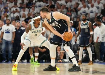 Mavericks golpean primero en Minnesota en la Final del Oeste