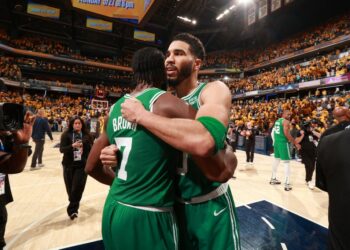 Celtics remontan en Indiana y acarician el boleto a las Finales de la NBA