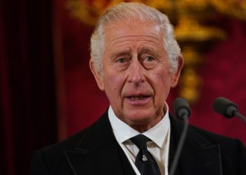 El rey Carlos III entrega una de sus funciones militares a su hijo Guillermo