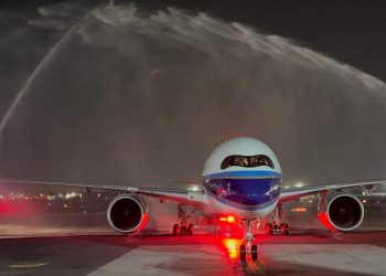 Aterriza primer vuelo directo de pasajeros y carga entre China y México después de pandemia