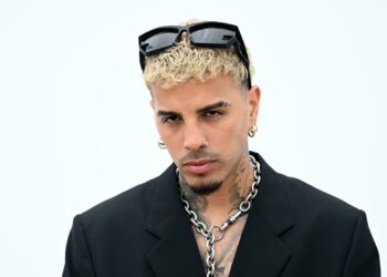 Rauw Alejandro llega a las alturas con su nuevo sencillo «Touching the Sky»