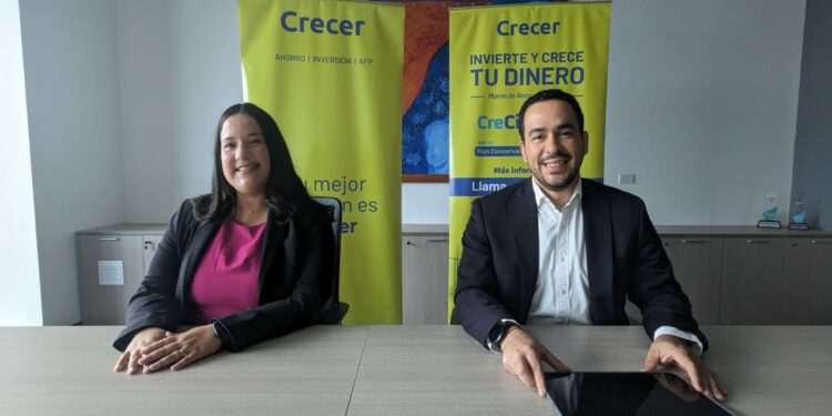 Ingrid Segovia, analista de Inversiones de AFP Crecer; y Marcelo Guerra, director de inversiones de AFP Crecer.